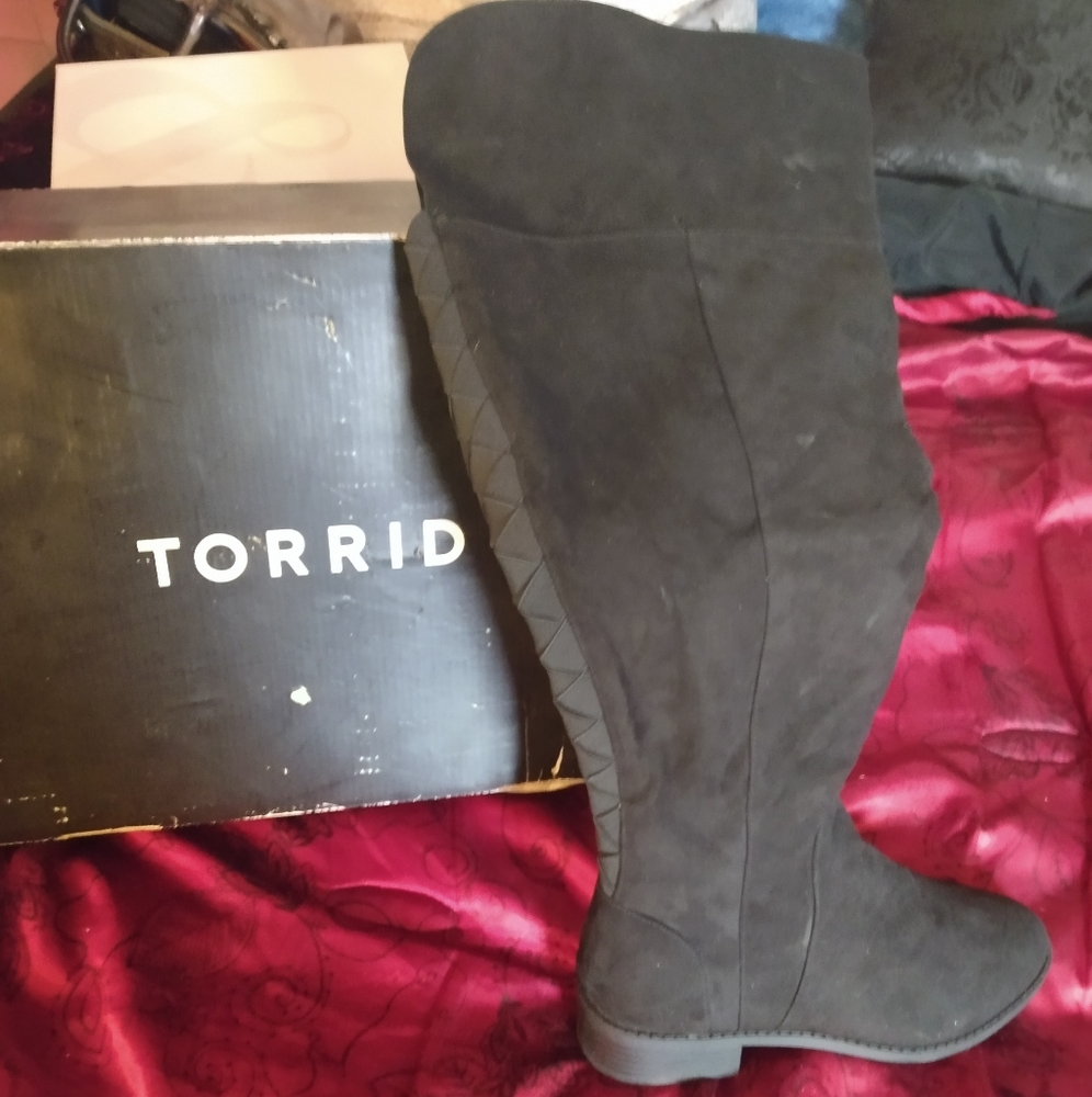 Torrid blk suade plus size 8 knee high  boots
